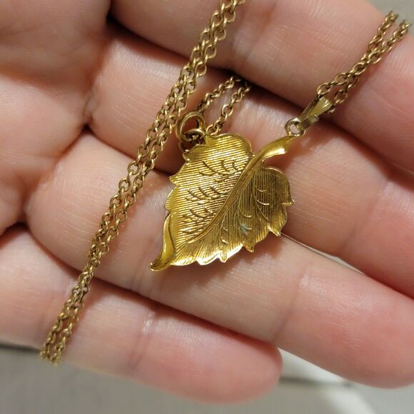 Vintage Gold Tone Enamel Leaf Pendant Necklace - Picture 4 of 4